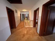 Izdavanje, poslovni prostor, 240m², Sajmište, Novi Sad - image 11