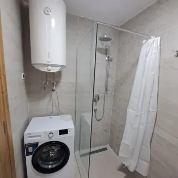 Moderno opremljeno kupatilo sa tuš kabinom, bojlerom i veš mašinom. - image 8