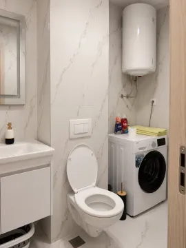 Moderno opremljeno kupatilo sa veš mašinom i bojlerom. - image 8