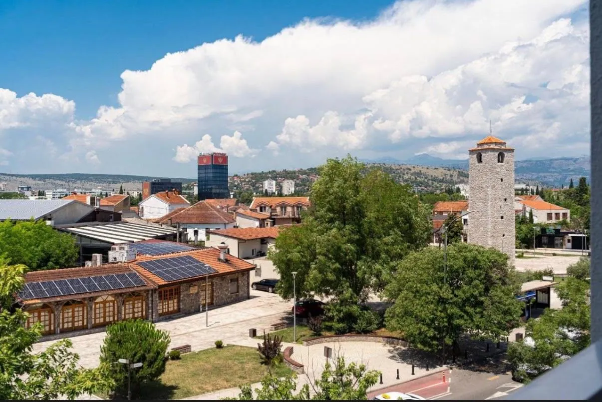 Pogled na grad sa kule i okolne zgrade sa terase.