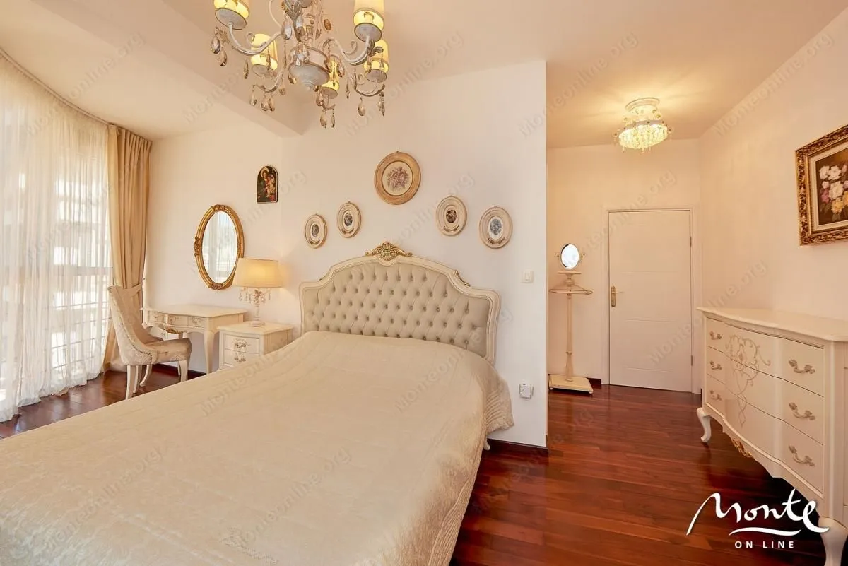 Sale, three bedroom apartment, 150m², Bečići, Budva