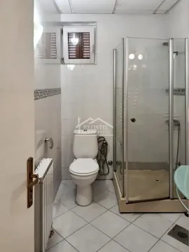Kupatilo sa tuš kabinom, toaletom i prozorom. - image 10