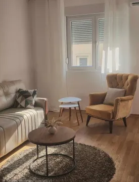 Dnevni boravak sa garniturom, foteljom i stočićem. - image 5