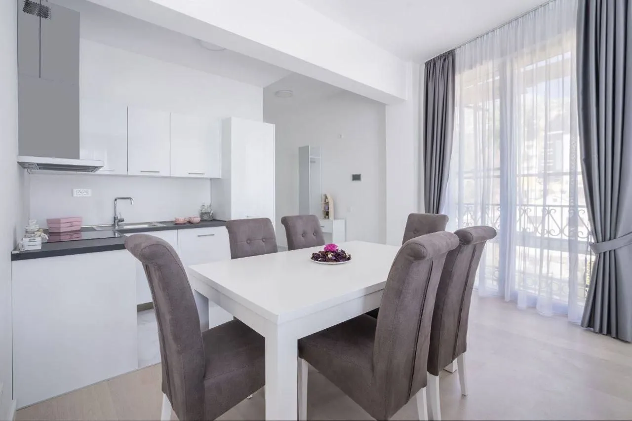 Rent, two bedroom apartment, 55m², Bečići, Budva