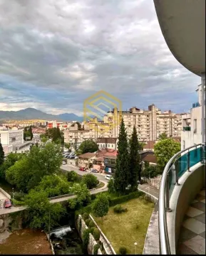 Pogled sa terase na grad i okolno zelenilo. - image 7