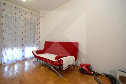 Dnevni boravak sa crvenim kaučem i parketom. - image 9