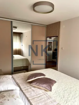 Furnished bedroom with a large mirrored wardrobe. - image 8