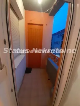 Pogled na natkriveni balkon sa narandžastim zidovima i vratima. - image 10