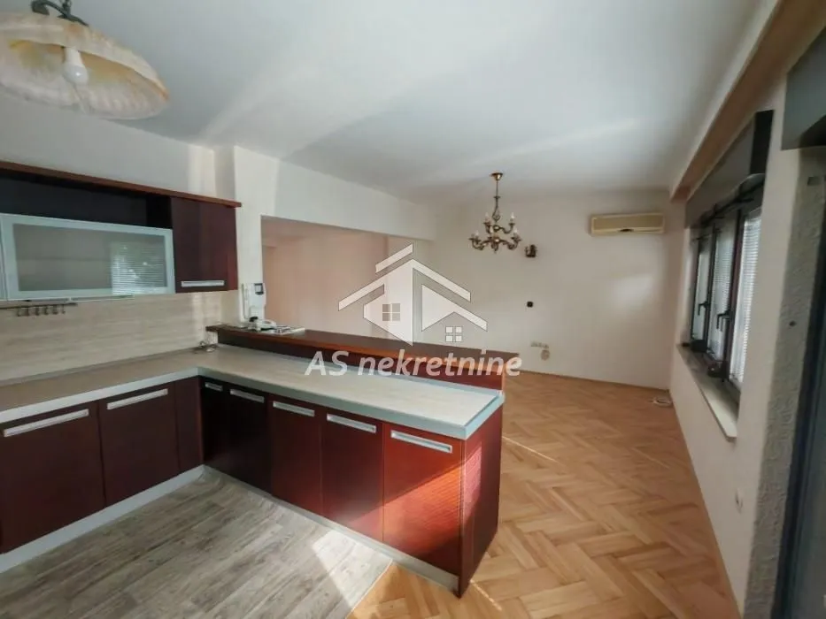 Izdavanje, kuća, 360m², Voždovac Sve Podlokacije, Beograd