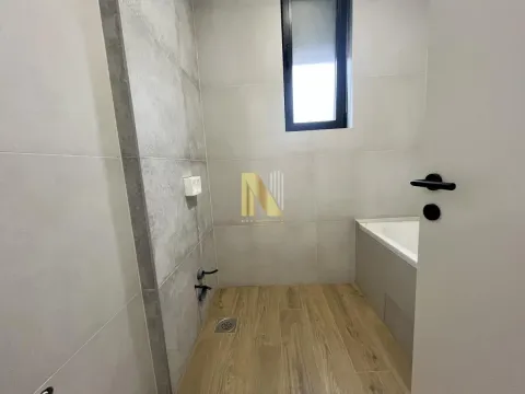 Moderno kupatilo sa tuš-kabinom, kadom i keramičkim pločicama. - image 20