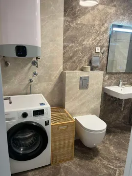 Moderno opremljeno kupatilo sa keramičkim pločicama, veš mašinom i bojlerom. - image 9