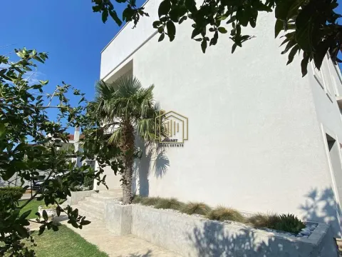 Sale, house, 350m², Zlatica, Podgorica - image 12