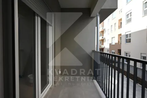 Nenamješten balkon sa pogledom na susjednu zgradu. - image 19