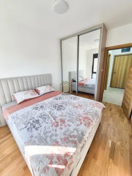Namještena spavaća soba sa bračnim krevetom i velikim ugradnim plakarom sa ogledalom. - image 8