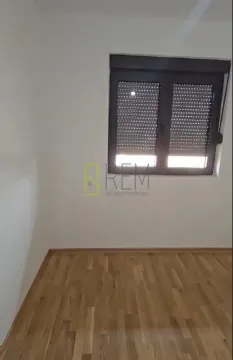 Prazna soba sa parketom i prozorom sa roletnama. - image 9