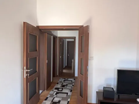 Izdavanje, četvorosoban stan, 150m², Tološi, Podgorica - image 21