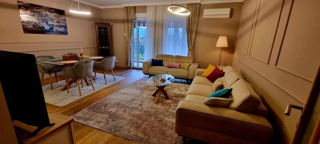 Izdavanje, dvosoban stan, 80m², Blok 9, Podgorica