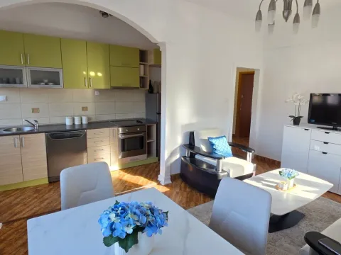 Izdavanje, trosoban stan, 100m², Seljanovo, Tivat - image 7