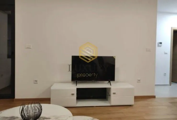 Living room with a TV and a TV unit.