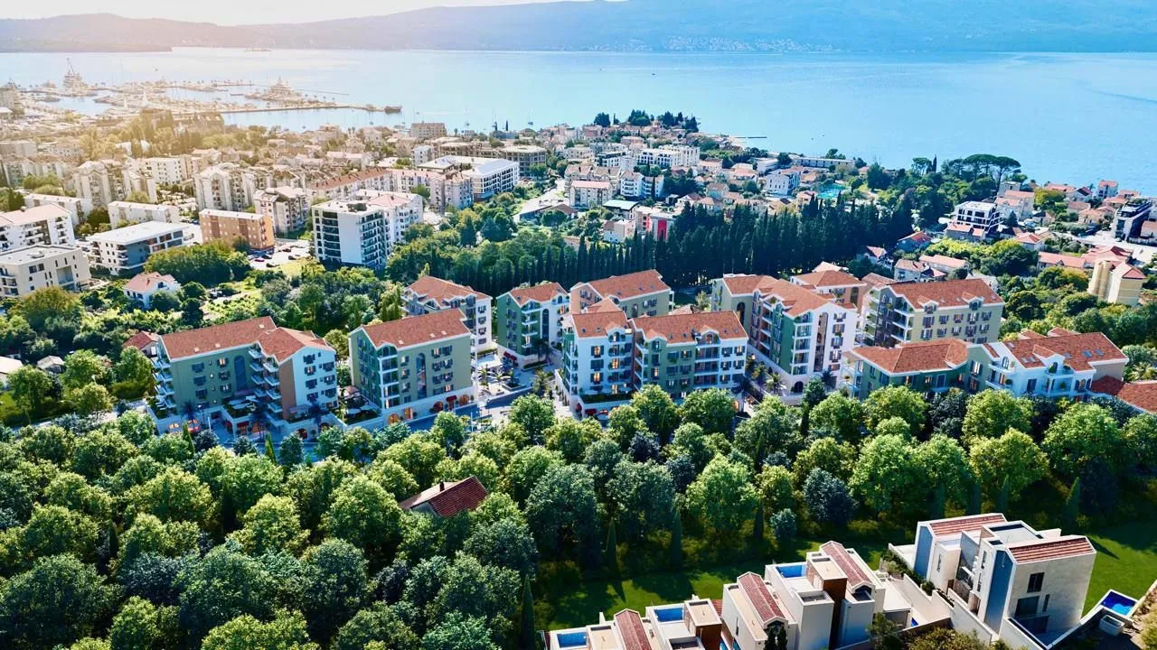Pogled iz vazduha na stambeni kompleks blizu obale mora.