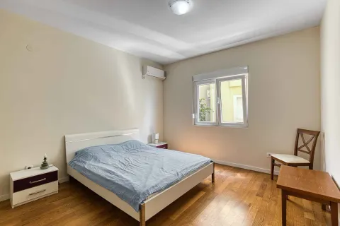 Namještena spavaća soba sa bračnim krevetom, noćnim stočićima i drvenim podom. - image 12