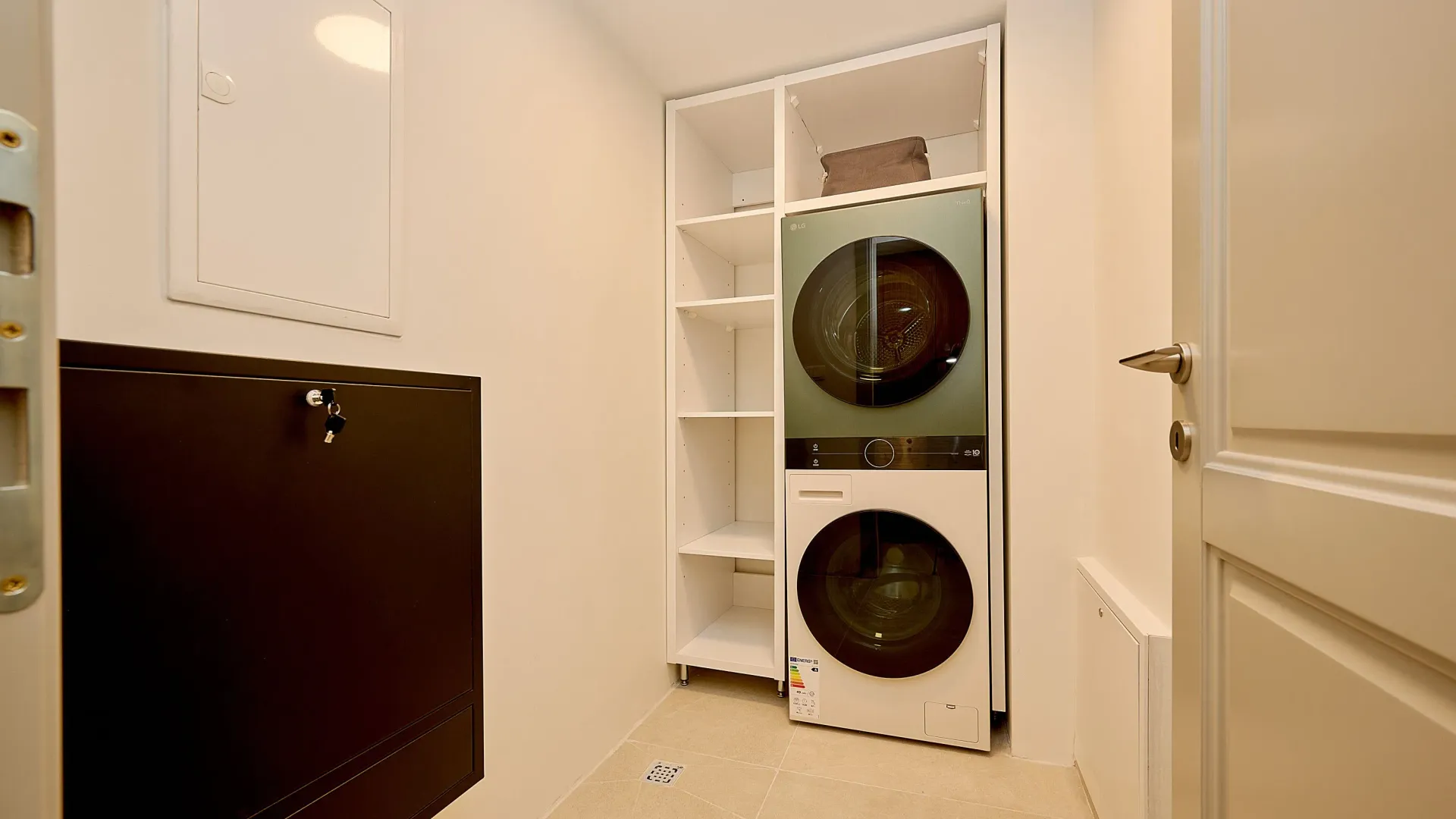 Izdavanje, kuća, 200m², Dobrota, Kotor