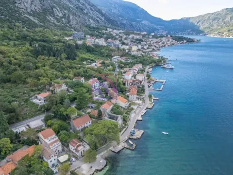 Pogled iz vazduha na priobalno naselje i zaliv. - image 3