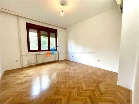 Prazna soba sa parketom i prozorom. - image 17
