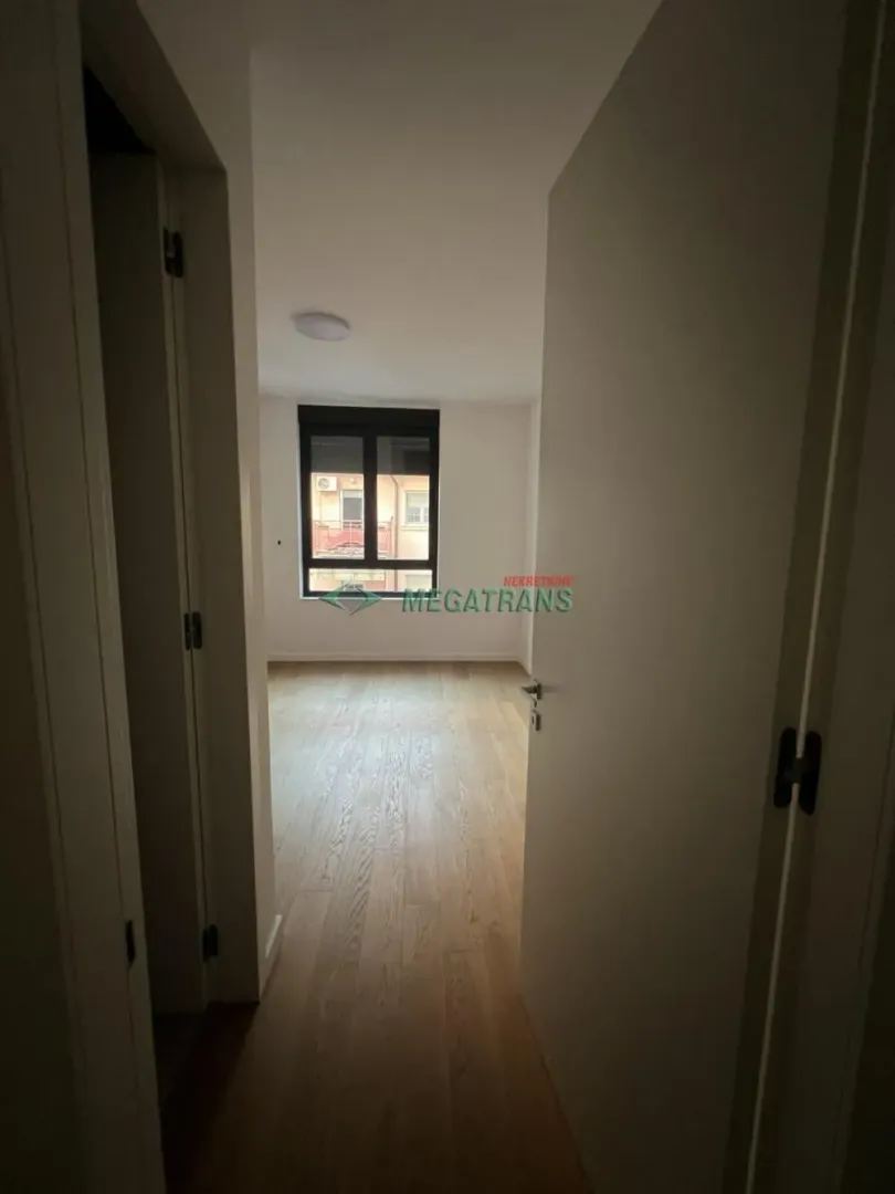 Izdavanje, četvorosoban stan, 112m², Centar, Novi Sad