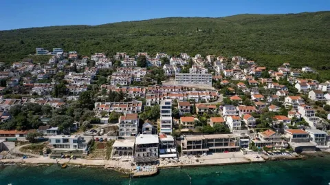 Pogled iz vazduha na priobalno naselje i okolne objekte pored mora. - image 16
