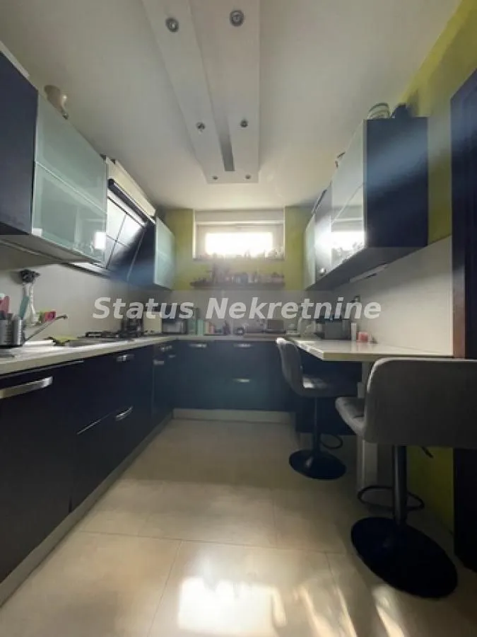 Prodaja, kuća, 250m², Lipov gaj, Novi Sad Sve Podlokacije