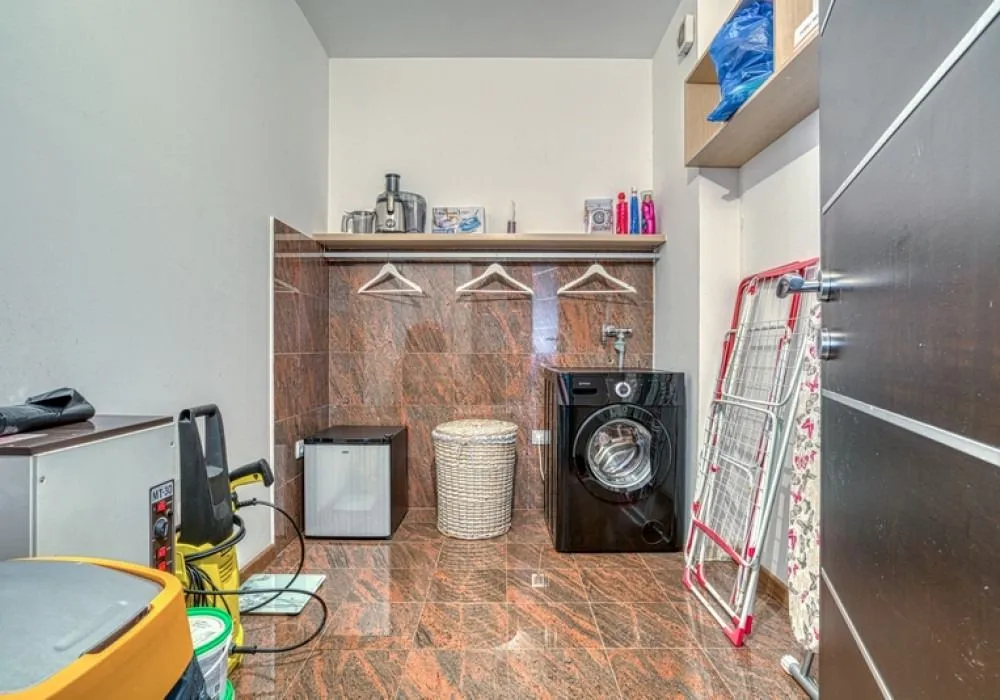 Prodaja, četvorosoban stan, 190m², Rozino, Budva