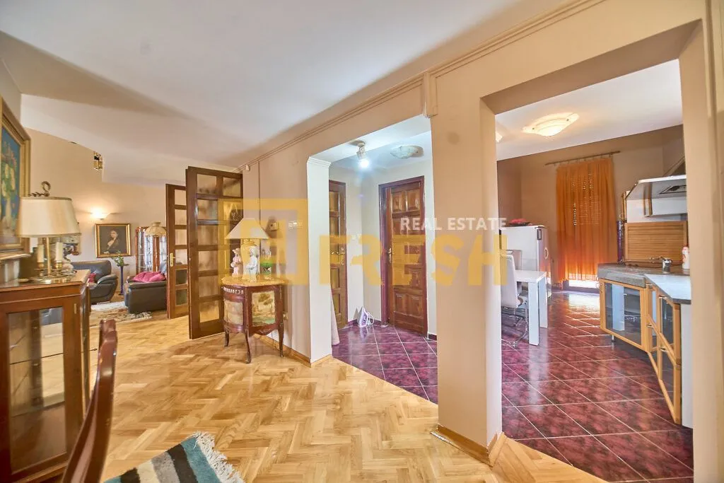 Izdavanje, kuća, 280m², Gorica C, Podgorica