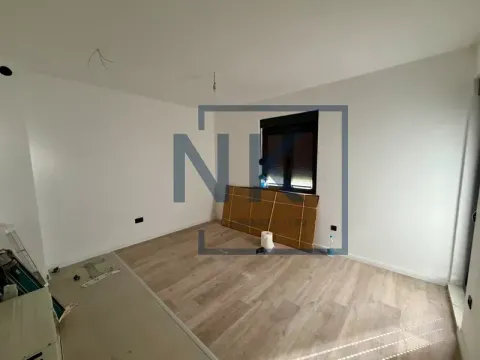 Prazna neopremljena prostorija sa bijelim zidovima i laminatom na podu. - image 2