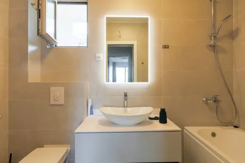 Moderne kupatilo sa umivaonikom, ogledalom sa pozadinskim osvjetljenjem i kadom. - image 11