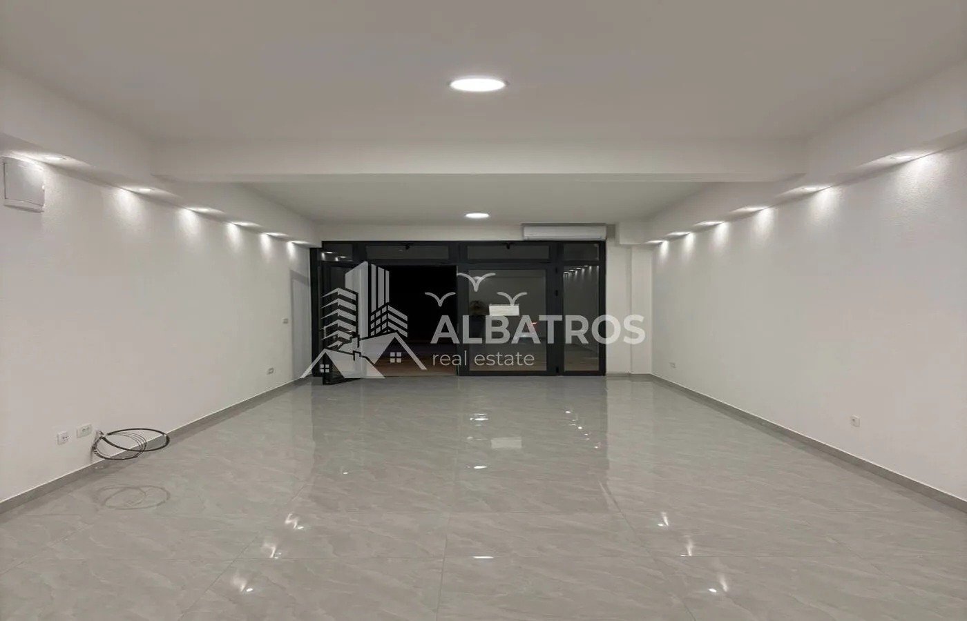 Rent, office space, 37m², Šušanj, Bar