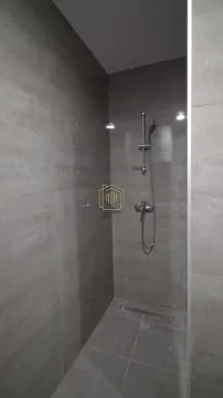 Tuš kabina obložena keramičkim pločicama sa tuš baterijom. - image 10