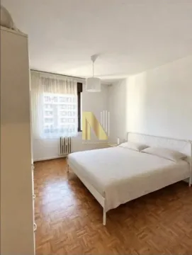 Svetla spavaća soba sa bračnim krevetom, parketom i prozorom. - image 7