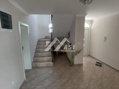 Izdavanje, kuća, 250m², Lipov gaj, Novi Sad Sve Podlokacije - image 2