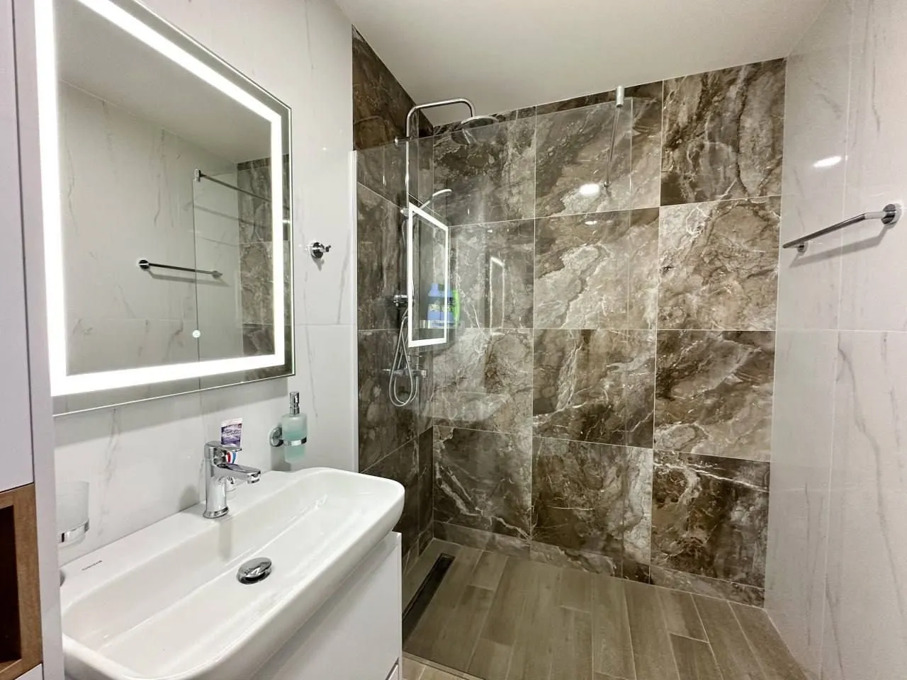 Rent, one bedroom apartment, 55m², Bečići, Budva