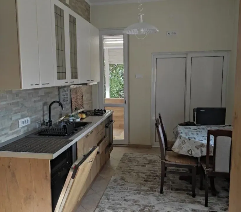 Izdavanje, dvosoban stan, 95m², Centar, Podgorica