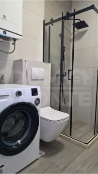 Moderno opremljeno kupatilo sa tuš kabinom, wc šoljom i veš mašinom. - image 8