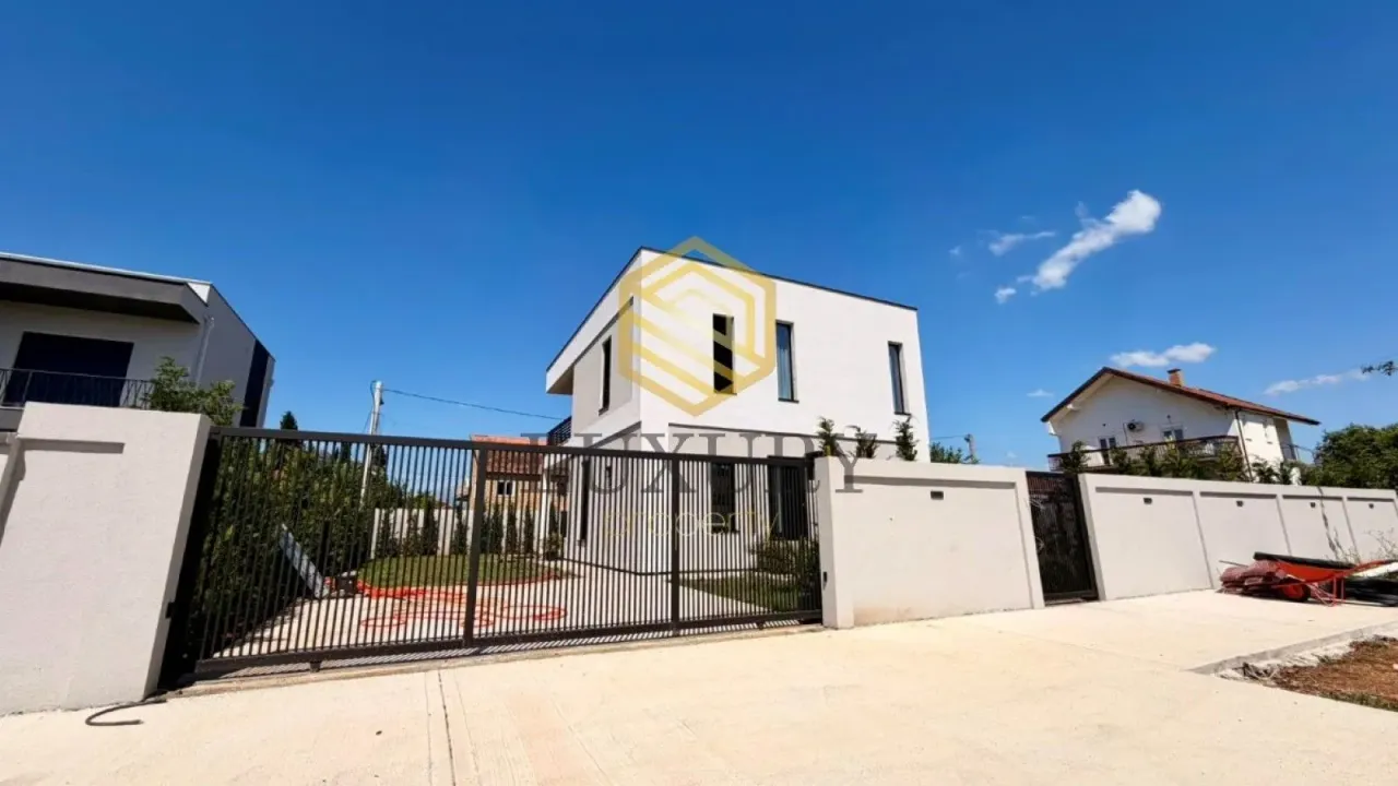 Sale, house, 180m², Gornja Gorica, Podgorica