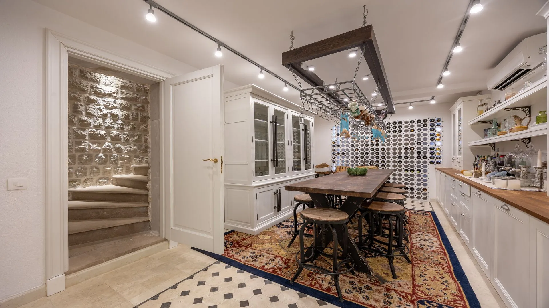 Rent, house, 587m², Dobrota, Kotor