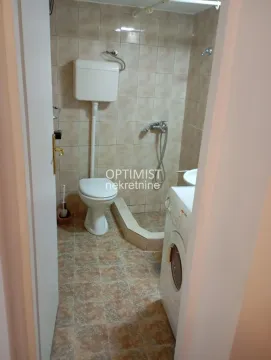 Manje kupatilo sa wc šoljom, tuš kabinom i veš mašinom. - image 8