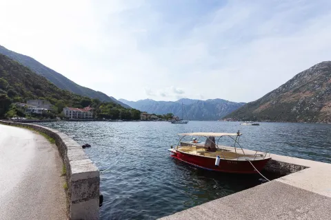 Pogled na zaliv i okolne planine sa obale. - image 3