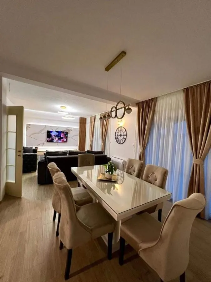 Izdavanje, četvorosoban stan, 240m², Kotor, Crna Gora