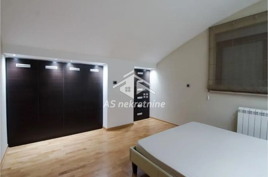 Izdavanje, stan, 160m², Crveni Krst, Beograd