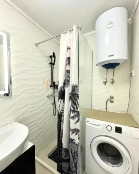 Kupatilo opremljeno tuš kabinom, umivaonikom, veš mašinom i bojlerom. - image 12