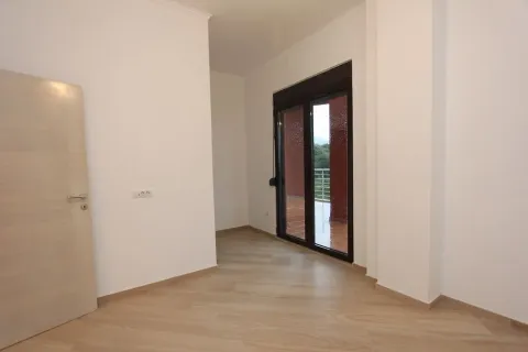 Svijetla prazna soba sa izlazom na balkon. - image 8